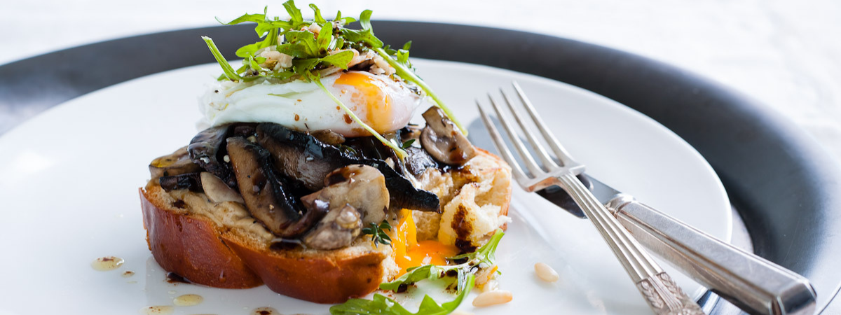 Sautéed mushrooms with poached egg, rocket and brioche